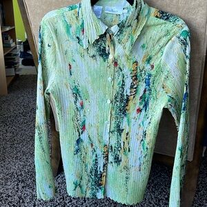 Naomi travel shirt, green with multiple colors throughout. Size Medium. Like new